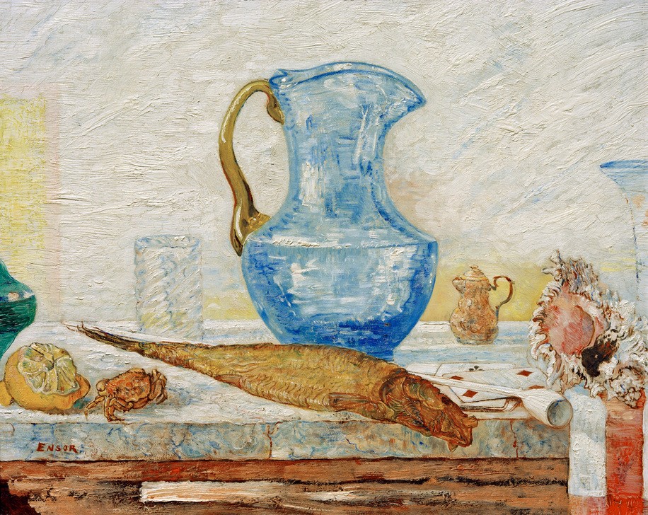 James Ensor, Stillleben mit blauer Kanne (Glas,Kanne,Kunst,Obst,Impressionismus,Pfeife (Tabak),Nahrungsmittel,Fisch,Stillleben,Krebs (Tier),Muschel,Belgische Kunst,Gefäss,Zitrone,Tier,Spielkarten,Trinkglas,Signatur,Kadaver,Giessgefäss,Geschirr (Haushalt))