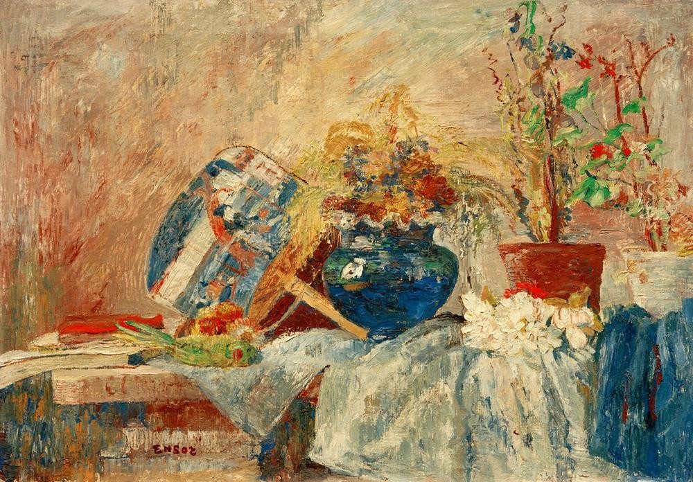 James Ensor, Nature morte au vase et à l’éventail bleus (Fächer,Kunst,Vogel,Impressionismus,Stillleben,Vase,Topfpflanze,Belgische Kunst,Gefäss,Zimmerpflanze,Exotik,Japanmode,Tier,Blume,Pflanze,Signatur,Kadaver)