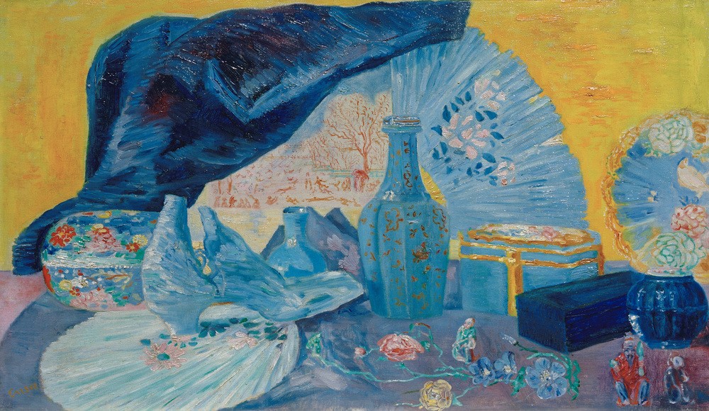 James Ensor, Harmonie en bleu (Fächer,Kunst,Symbolismus,Bild Im Bild,Stillleben,Vase,Chinoiserie,Flasche,Belgische Kunst,Gefäss,Dose,Exotik,Blau,Blume,Privatsammlung,Skulptur Im Bild,Signatur,Farbe)