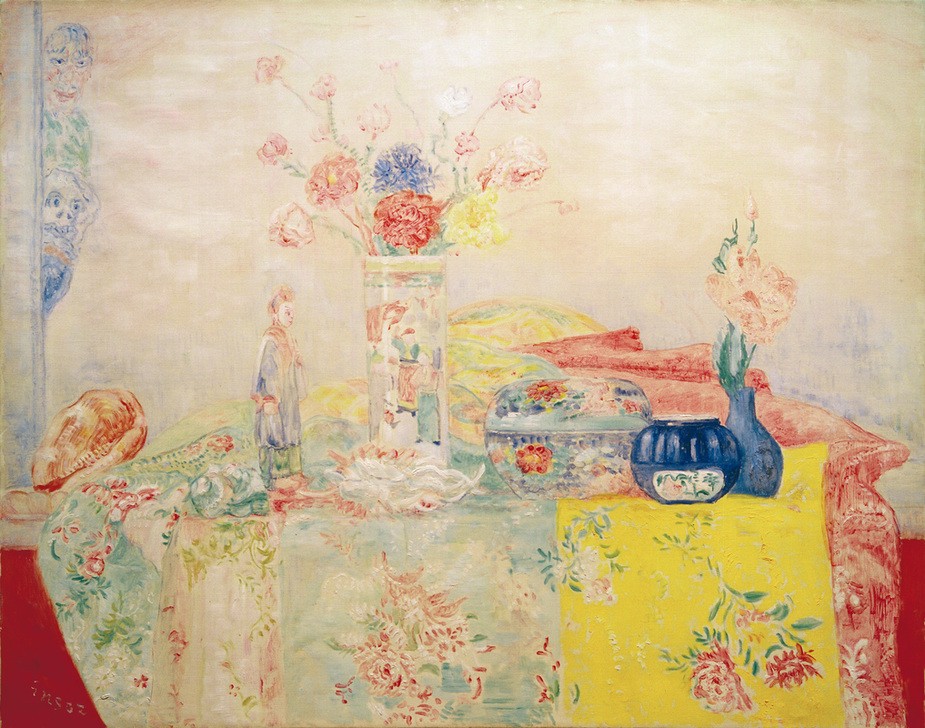 James Ensor, Stillleben mit Chinoiserien (Kunst,Textil,Symbolismus,Stillleben,Tischtuch,Blumenstrauss,Vase,Muschel,Chinoiserie,Belgische Kunst,Gefäss,Dose,Exotik,Blume,Geblümt,Skulptur Im Bild,Farbigkeit,Maske (Gegenstand),Signatur,Farbe)