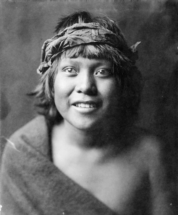 Edward S. Curtis, Unbekannt (Kind, Junge, indianisch, Stirnband, Portrait, Menschen, Indianer, Völkerkunde, Fotografie, Wunschgröße, Wohnzimmer, schwarz/weiß)