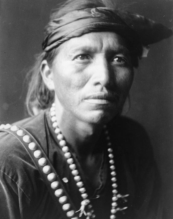 Edward S. Curtis, Unbekannt (Indianerin, Frau, Stirnband, indianisch, Tracht, Portrait, Menschen, Indianer, Völkerkunde, Fotografie, Wunschgröße, Wohnzimmer, schwarz/weiß)