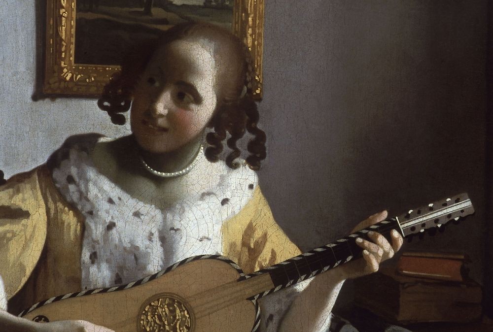 Jan Vermeer, Gitarrenspielerin (Damenmode,Frau,Gitarre,Hausmusik,Jugend (Lebensalter),Kunst,Mode,Musik,Schmuck,Wohnung,Barock,Instrument,Bild Im Bild,Portrait,Hermelin,Halskette,Perlenkette,Interieur,Bürgertum,Niederländische Kunst,Lächeln,Frauenleben,Jacke,Sitzen,Locke,Rote Backen,Pelz)