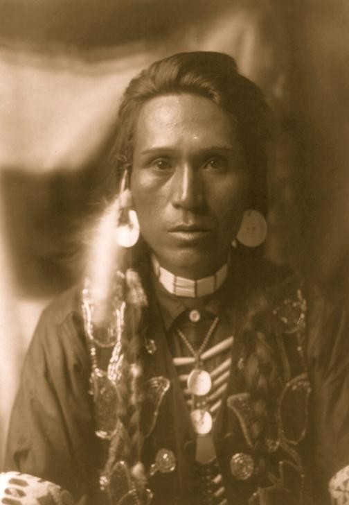 Edward S. Curtis, Unbekannt (OHRRING, PORTRAIT, ZOPF, GESICHT, BÜSTE, HAARE (HAAR), HALSBAND, KRIEGER, WESTEN, AMERIKANER)