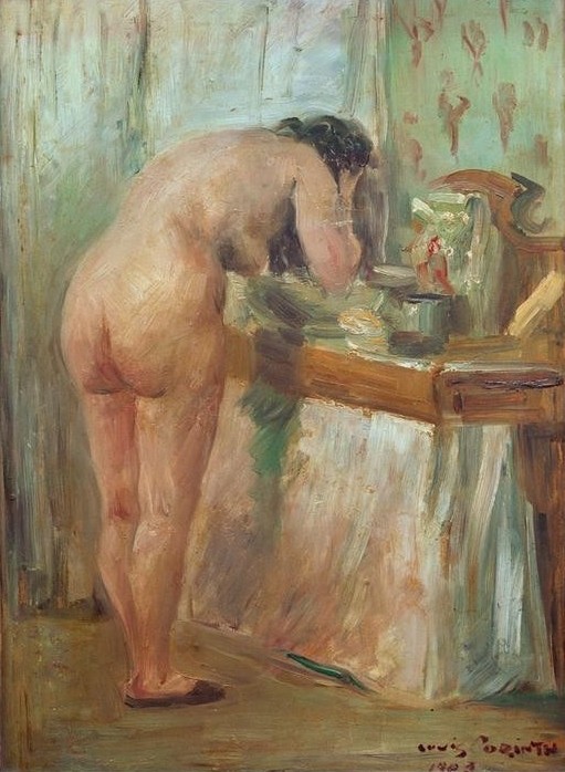 Lovis Corinth, Am Waschtisch (Körperpflege,Bad,Deutsche Kunst,Frau,Kunst,Mensch,Möbel,Morgentoilette,Schlafzimmer,Toilette (Körperpflege),Wohnung,Tageszeiten,Morgen,Impressionismus,Waschen,Akt,Po (Gesäss),Rückenakt,Rückenfigur,Nacktheit,Frauenleben,Jahrhundertwende,Ganzfigurig,Signatu)