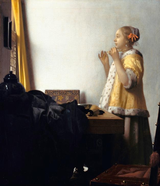 Jan Vermeer, Junge Dame mit Perlenhalsband (Körperpflege,Bad,Damenmode,Frau,Kunst,Mode,Morgentoilette,Schmuck,Spiegel,Perle,Barock,Portrait,Hermelin,Perlenkette,Interieur,Bürgertum,Niederländische Kunst,Eitelkeit,Wohlstand,Holländische Kunst,Haarschleife,Puderquaste,Alltagskultur,Frauenleben,Profil)