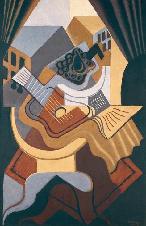Juan Gris, The table in front of the window (Gitarre, Tisch, Tischdecke, Vorhänge, Gebäude, Ausblick, Stillleben, Kubismus,  Klassische Moderne, Malerei, Wohnzimmer, Wunschgröße, bunt)