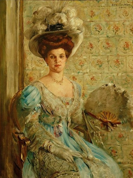 Lovis Corinth, Porträt Grafin Finkh (Eleonore von Wilke) (Damenhut,Damenmode,Deutsche Kunst,Fächer,Frau,Mensch,Mode,Impressionismus,Portrait,Ballkleid,Sitzen,Hutfeder)