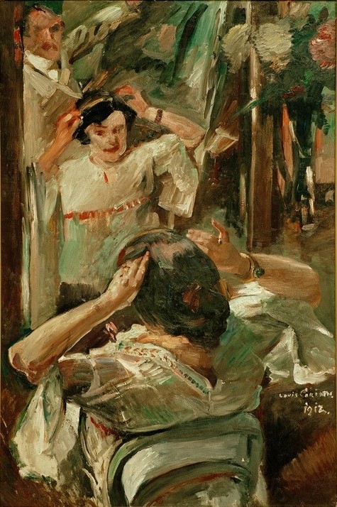 Lovis Corinth, Vor dem Spiegel (Abendgarderobe,Deutsche Kunst,Spiegel,Impressionismus,Künstlerfrau,Rückenfigur,Spiegelbild,Haarschmuck,Gesellschaftskleidung)