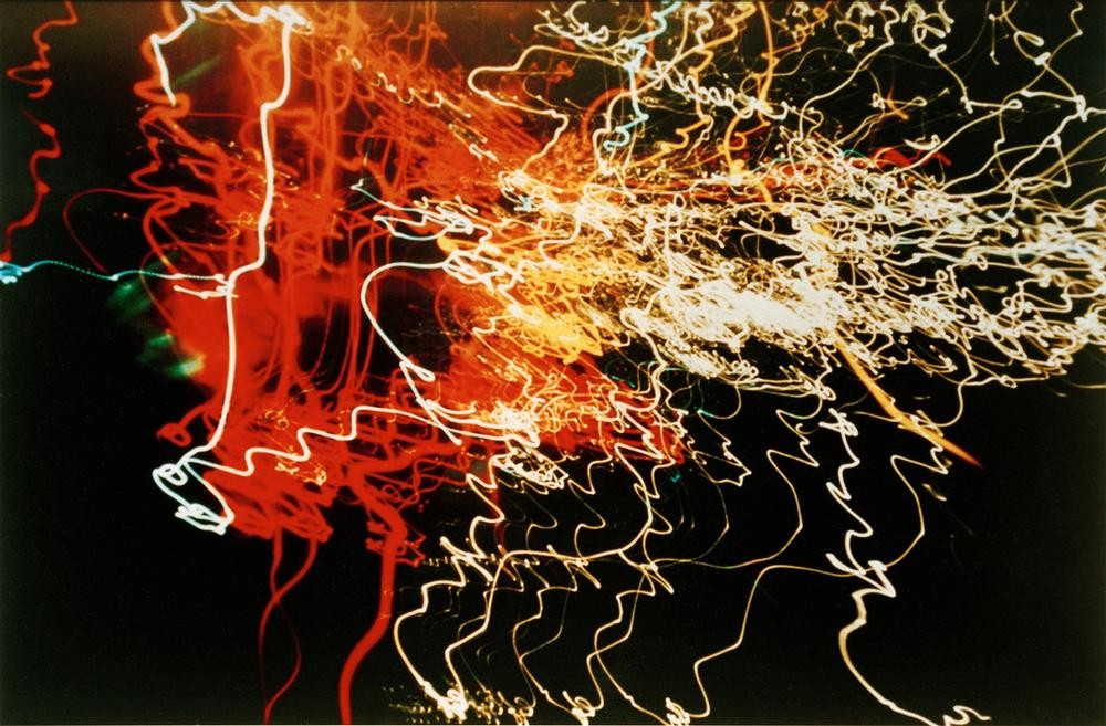 Laszlo Moholy-Nagy, Ohne Titel (Auto headlights white, orange and red, traffic squiggles) (Automobil,Bauhaus,Deutsche Kunst,Elektrizität,Kunst,Licht Und Beleuchtung,Verkehr,Konstruktivismus,Technik,Abstrakte Kunst,Helldunkel,Zeit,Ungarische Kunst,Licht,Abstraktion,Scheinwerfer (Fahrzeug),Bewegung,Scheinwerferlicht,Geschwindigkeit)