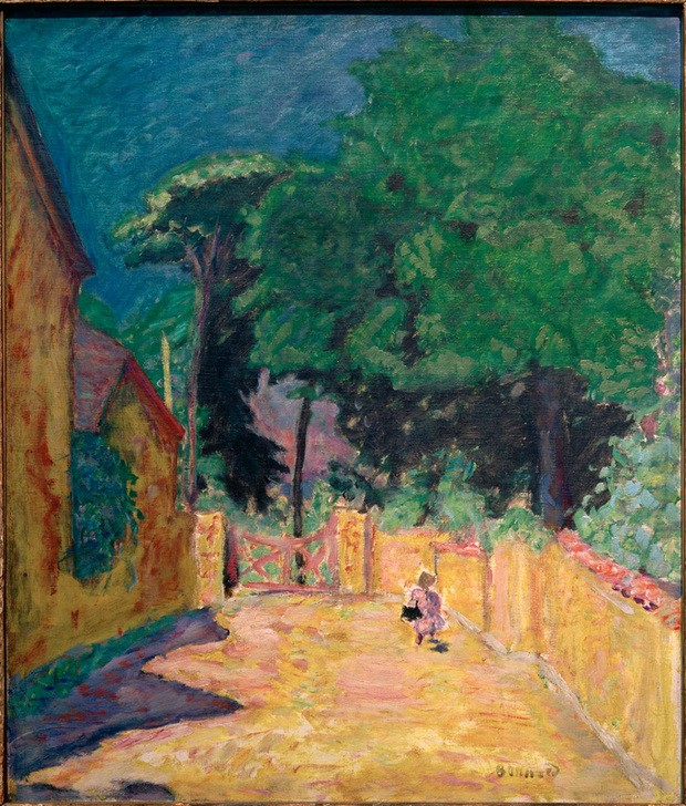 Pierre Bonnard, Ruelle à Vernonnet (Straßenszene, Gasse, Sommer,  Spaziergängerin, Bäume, Häuser,  Post-Impressionismus,  Wohnzimmer, Wunschgröße, Klassische Moderne,)