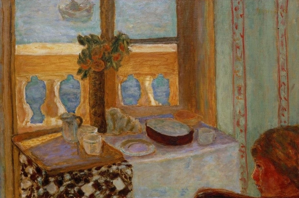 Pierre Bonnard, Intérieur au balcon / Intérieur clair / Femme près d’une fenêtre / Fenêtre ouvert sur la mer (Antibes) (Architektur,Balkon,Essgeschirr,Fenster,Frau,Kanne,Kunst,Tisch,Portrait,Interieur,Blick Aus Dem Fenster,Französische Kunst,Nabis,Kopf,Trinkgeschirr)