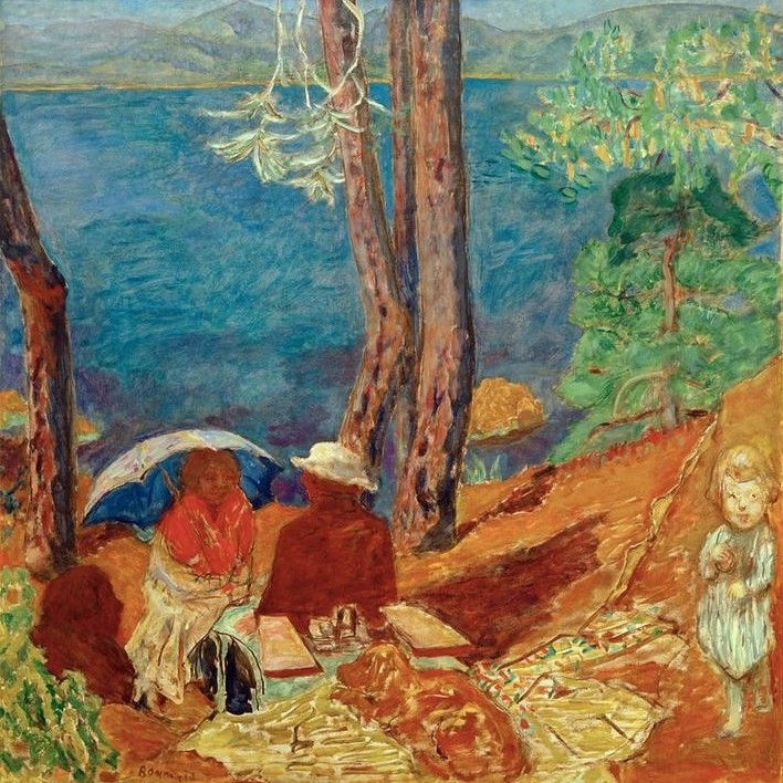 Pierre Bonnard, Bord du mer, sous les pins (Ehepaar,Küste,Kunst,Landschaft,Liebe,Liebespaar,Picknick,Freizeit,Urlaub,Meer,Hund,Baum,Sonnenschirm,Französische Kunst,Paar,Pinie,Bucht,Nabis,Sonnenschein,Eheleben,Nadelbaum,Aussicht)