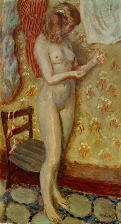 Pierre Bonnard, Nu à la lumière ou Nu à l’aiguille (Frau,Kunst,Mädchen,Tapete,Impressionismus,Akt,Nähen,Französische Kunst,Wäsche,Stuhl,Nabis,Nadel,Junge Frau,Geblümt,Ganzfigurig)