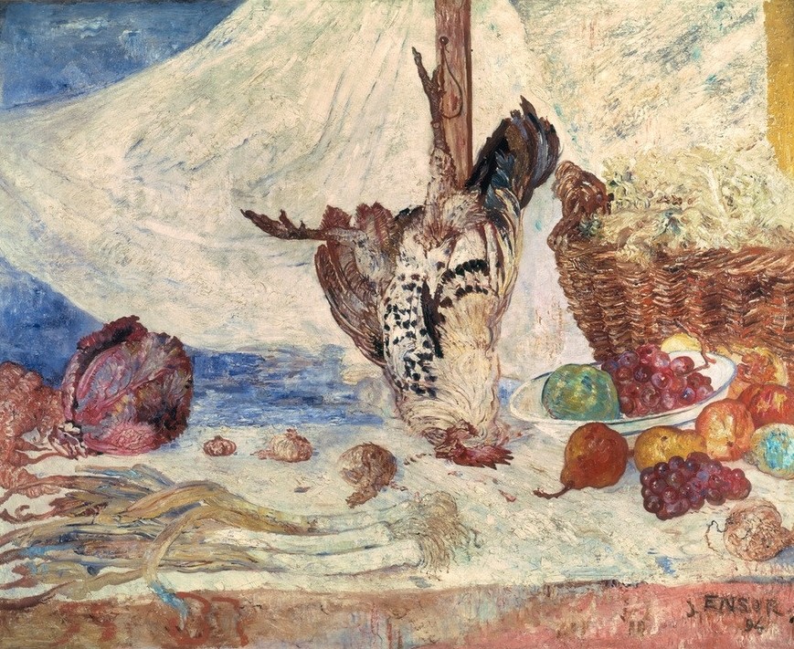 James Ensor, Nature-morte au coq (Apfel,Gemüse,Kunst,Obst,Nahrungsmittel,Stillleben,Geflügel,Obstschale,Belgische Kunst,Birne,Rotkohl,Hahn,Lauch,Obstkorb)