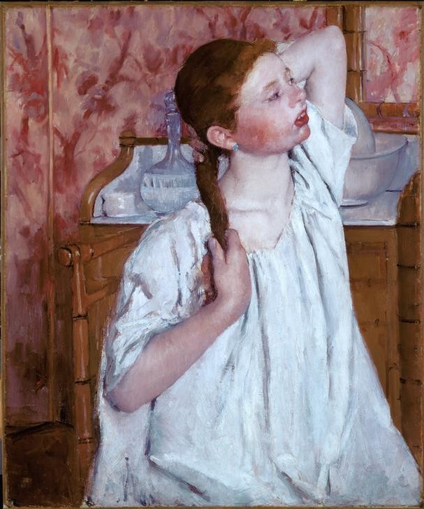 Mary Cassatt, Jeune fille arrangeant ses cheveux (Körperpflege,Jugend (Lebensalter),Mädchen,Morgentoilette,Impressionismus,Frauenkunst,Zopf,Nachthemd,Amerikanische Kunst,Rote Haare,Us-Amerikanische Kunst,Junge Frau,Offener Mund,Frisieren,Frisur,Waschtisch)