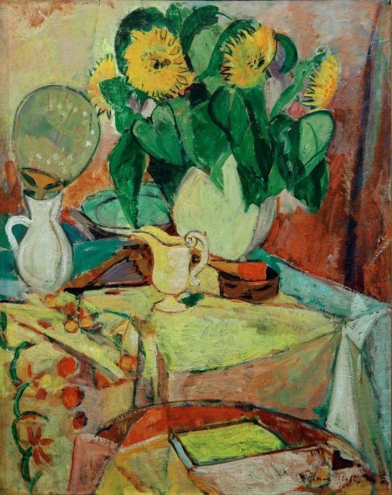 Oskar Moll, Stilleben mit Sonnenblumen (Stillleben, Kanne, Vase, Blumen, Sonnenblumen,  Tischtuch, expressionistisch, klassische Moderne, Wunschgröße, Esszimmer, Treppenhaus, Wohnzimmer, Malerei)