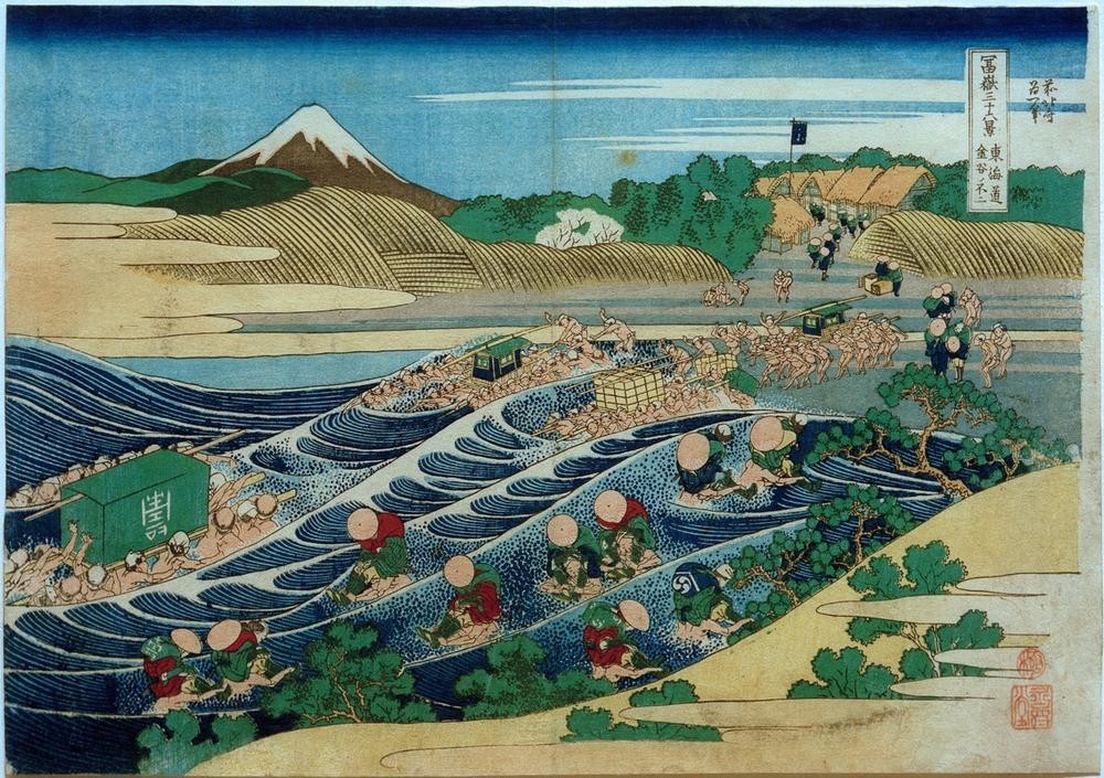Katsushika Hokusai, Berg Fuji, gesehen von Kanaya an der Tôkaidô-Straße (Arbeiter,Arbeit,Deich,Gebirge,Kunst,Landschaft,Mann,Poststation,Sänfte,Transport,Völkerkunde,Japanische Kunst,Fluss,Flussüberquerung,Träger,Lastträger,Ansicht,Berg,Auf Dem Rücken Tragen,Land Und Leute,Signatur,Damm)