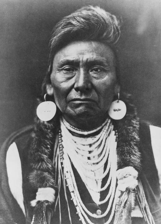 Edward S. Curtis, Unbekannt (Häuptling Joseph, Nez Percé, Indianer, Indianderschmuck, Portrait, Menschen, Persönlichkeiten, Fotografie, Wunschgröße, Wohnzimmer, schwarz/weiß)
