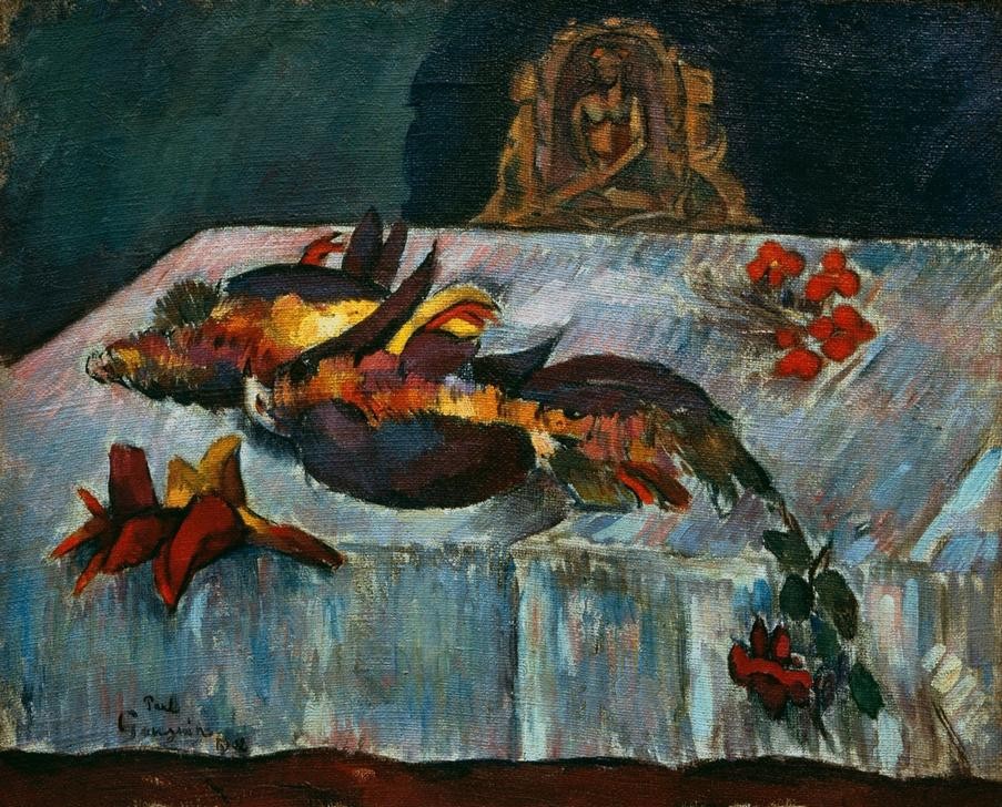 Paul Gauguin, Nature morte aux oiseaux exotiques (Kunst,Papagei,Religion,Vogel,Zoologie,Tisch,Stillleben,Tischtuch,Französische Kunst,Exotik,Tier,Blume,Blüte,Jahrhundertwende,Jagdstillleben,Synthetismus,Gottheit,Skulptur Im Bild,Bedrohte Arten,Signatur,Kadaver)