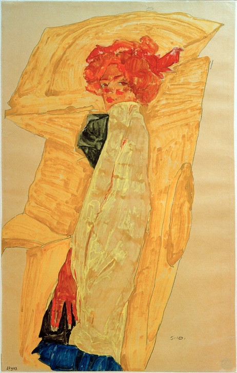 Egon Schiele, Gerti vor ockerfarbener Draperie (Frau,Kunst,Mädchen,Mensch,Hand,Portrait,Expressionismus,Österreichische Kunst,Rote Haare,Junge Frau,Blick Aus Dem Bild,Kniestück,Gelb,Orange (Farbe),Blick Über Die Schulter,Ocker)