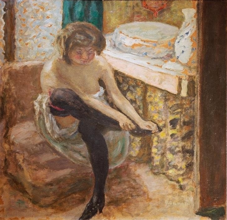 Pierre Bonnard, La femme aux bas noirs (Bad, Interieur, Körperpflege, Bad, Frau, Morgentoilette, schwarze Strümpfe, Entkleiden,  Waschtisch, Gesellschaft, Post-Impressionismus, Wunschgröße, Klassische Moderne)