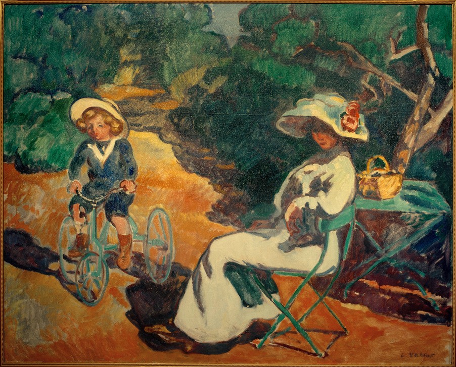 Louis Valtat, Das Kind auf dem Dreirad (DREIRAD, FRAU, GARTEN UND PARK, JAHRESZEITEN, KIND, KOPFBEDECKUNG, KUNST, MENSCHEN IM PARK, MENSCH, MODE, MUTTER UND KIND, PARK, FREIZEIT, SOMMER, VOLKSKUNDE, HUT, GARTENMÖBEL, FAUVES, MUTTER UND SOHN, FRANZÖSISCHE KUNST, IM FREIEN (ALLGEMEIN), KNABE, SON)