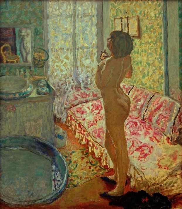 Pierre Bonnard, Le Cabinet de toilette au canapé rose (Nu à contre-jour) (Körperpflege,Bad,Frau,Kunst,Mensch,Spiegel,Toilette (Körperpflege),Akt,Interieur,Französische Kunst,Spiegelbild,Badezimmer,Frauenleben,Profil,Nabis,Toilettentisch,Junge Frau,Rosa (Farbe),Ganzfigurig,Zuber,Canape)