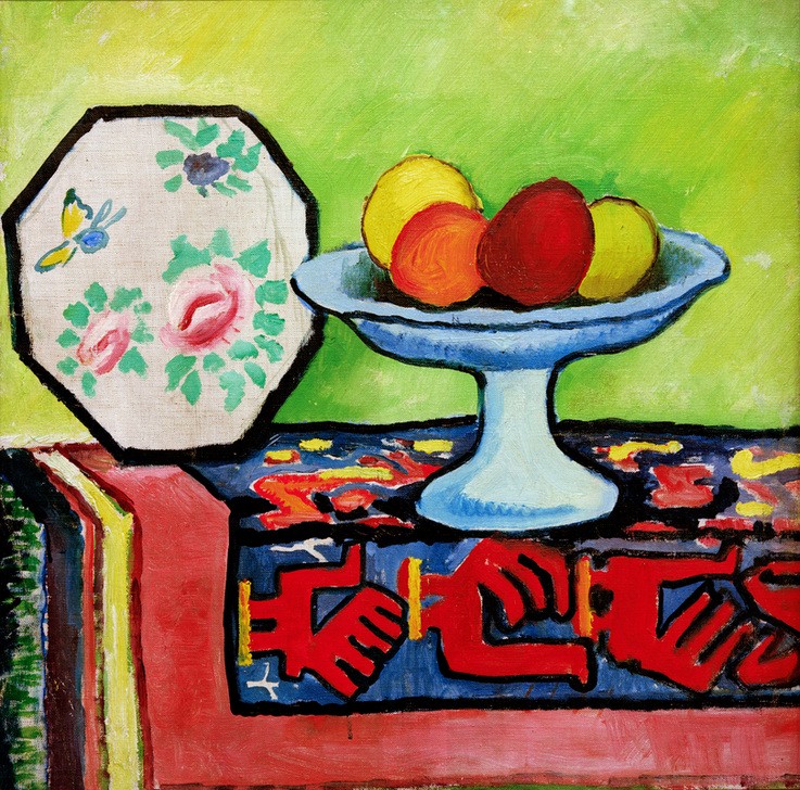 August Macke, Stilleben mit Apfelschale und japanischem Fächer (Apfel,Deutsche Kunst,Fächer,Kunst,Obst,Teppich,Stillleben,Expressionismus,Tischtuch,Der Blaue Reiter,Obstschale,Gefäss,Japanmode)