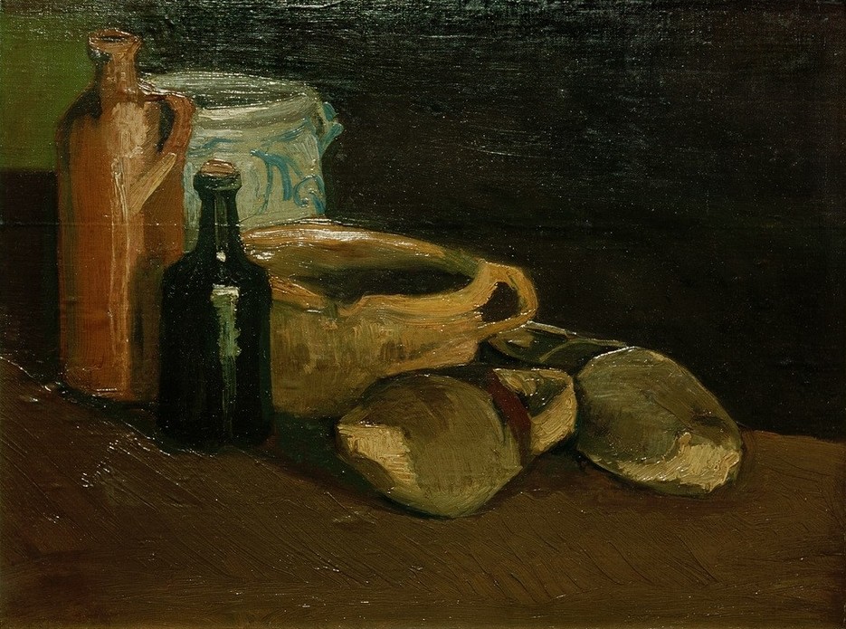 Vincent van Gogh, Stillleben mit Steingut und Holzschuhen (Kunst,Schuhe (Schuh),Impressionismus,Stillleben,Flasche,Niederländische Kunst,Holländische Kunst,Gefäss,Topf,Holzschuhe,Steingut,Krug,Geschirr (Haushalt))