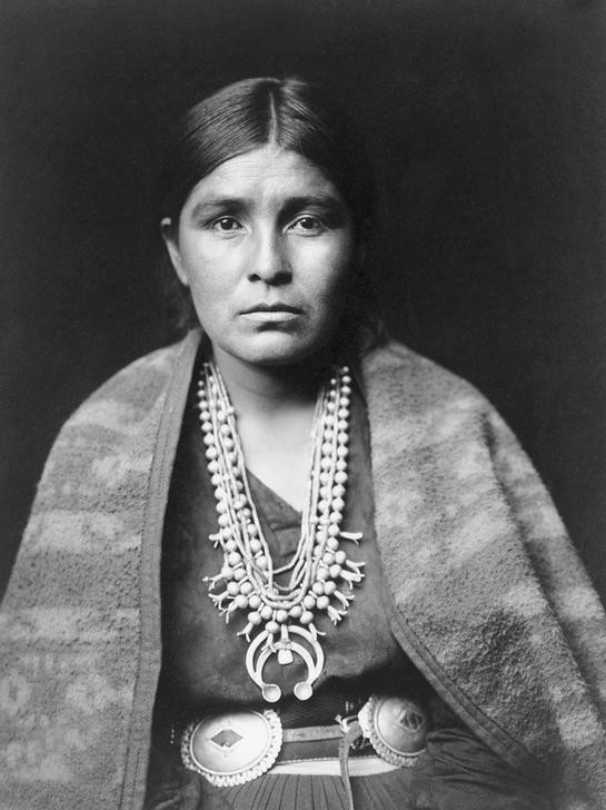 Edward S. Curtis, Unbekannt (Frau, Indianerin, Navajo, Portrait, Menschen, Indianerstämme, Völkerkunde,  Fotografie, Wunschgröße, Wohnzimmer, schwarz/weiß)