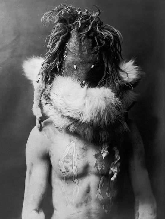 Edward S. Curtis, Unbekannt (Portrait, Menschen, Indianer, Völkerkunde, Navajo, Tiermaske, Fell, Körperbemalung, Fotografie, Wunschgröße, Wohnzimmer, schwarz/weiß)