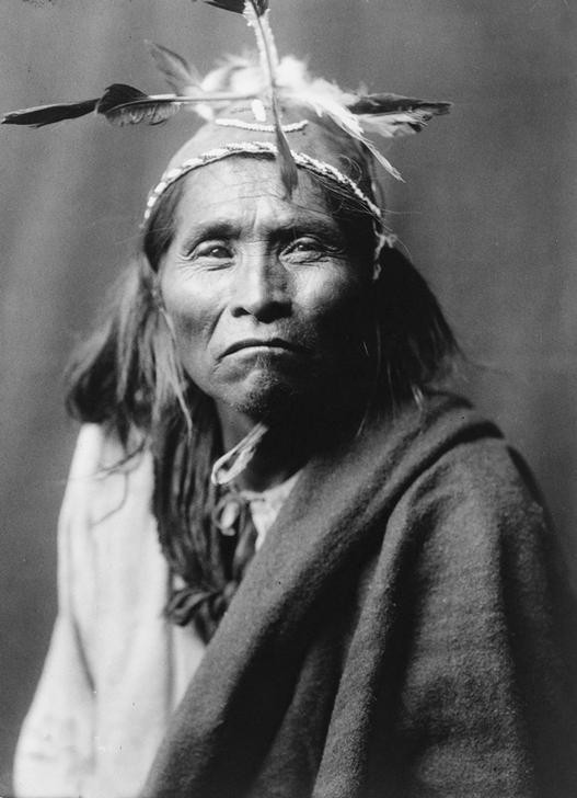 Edward S. Curtis, Unbekannt (Apache, Indianer, Federschmuck, Indianderschmuck, Portrait, Menschen, Fotografie, Wunschgröße, Wohnzimmer, schwarz/weiß)