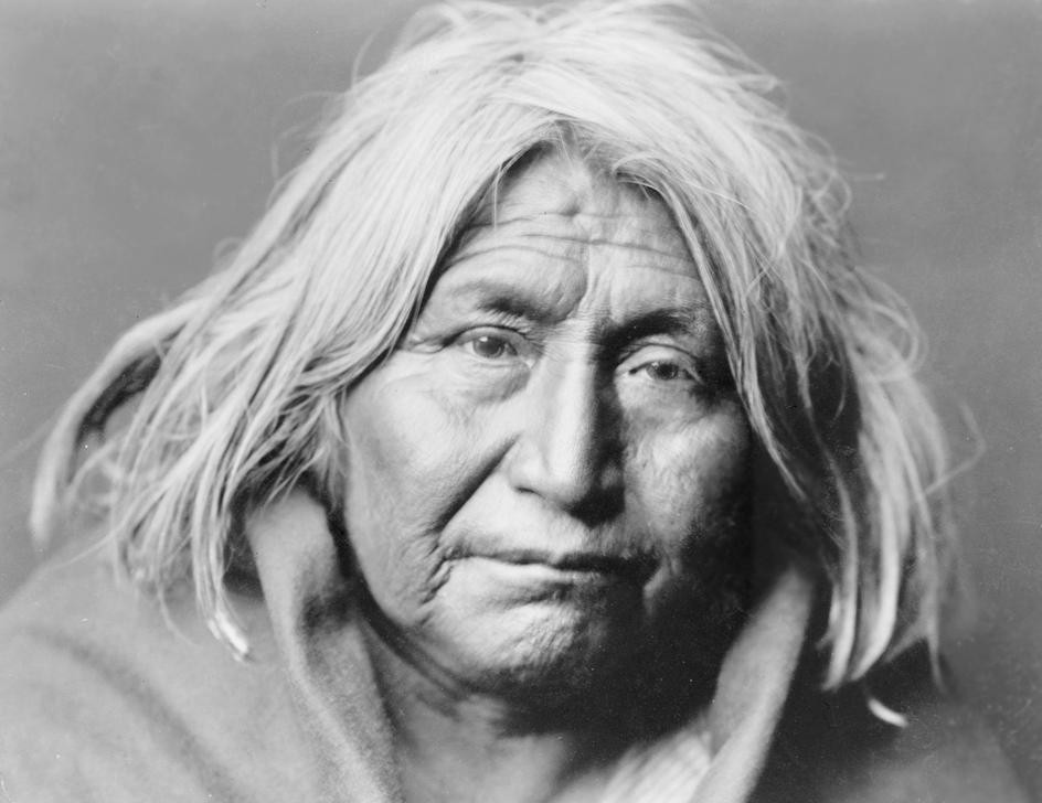 Edward S. Curtis, Unbekannt (alter Indianer, Mann, Apachen, Portrait, Menschen, Indianer, Völkerkunde, Fotografie, Wunschgröße, Wohnzimmer, schwarz/weiß)