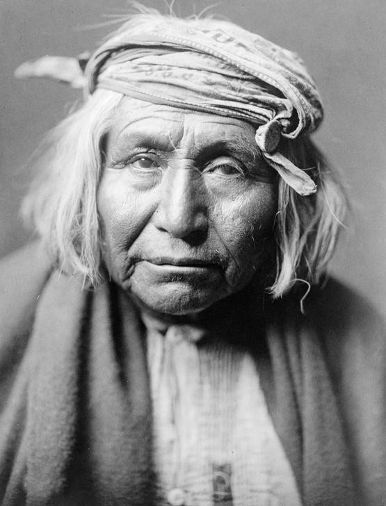 Edward S. Curtis, Unbekannt (alter Indianer, Mann, Apachen, Portrait, Menschen, Indianer, Völkerkunde, Fotografie, Wunschgröße, Wohnzimmer, schwarz/weiß)