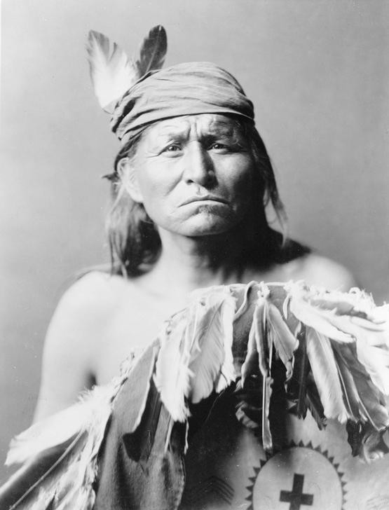 Edward S. Curtis, Unbekannt (Apache, Indianer, Federschmuck, Indianderschmuck, Schutzschild, Portrait, Menschen,   Fotografie, Wunschgröße, Wohnzimmer, schwarz/weiß)