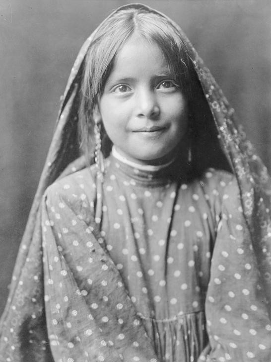 Edward S. Curtis, Unbekannt (Indianer-Mädchen, Zöpfe, Kleid, Punkte, Pueblo-Indianer, Portrait, Menschen, Indianer, Völkerkunde, Fotografie, Wunschgröße, Wohnzimmer, schwarz/weiß)