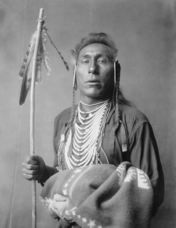 Edward S. Curtis, Unbekannt (Crow, Indianerstamm, Indianer, Federschmuck, Indianderschmuck, Portrait, Menschen,   Fotografie, Wunschgröße, Wohnzimmer, schwarz/weiß)
