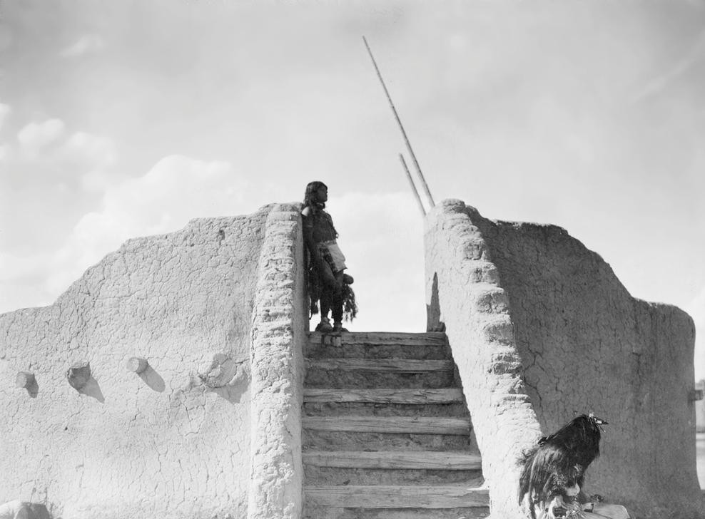 Edward S. Curtis, Unbekannt (Menschen, Indianer, Wächter, Puoblo-Indianer, Gebäude, Völkerkunde, Fotografie, Wunschgröße, Wohnzimmer, schwarz/weiß)