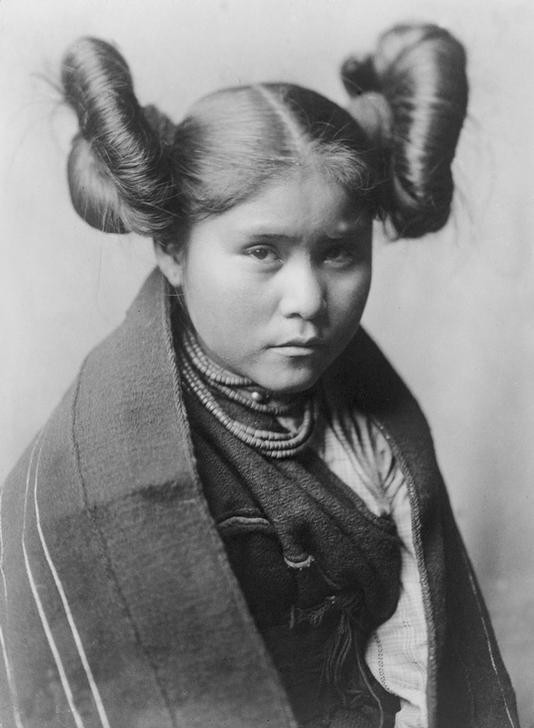 Edward S. Curtis, Unbekannt (Kind, Mädchen, indianisch, Frisur, Hopie, Portrait, Menschen, Indianer, Völkerkunde, Fotografie, Wunschgröße, Wohnzimmer, schwarz/weiß)