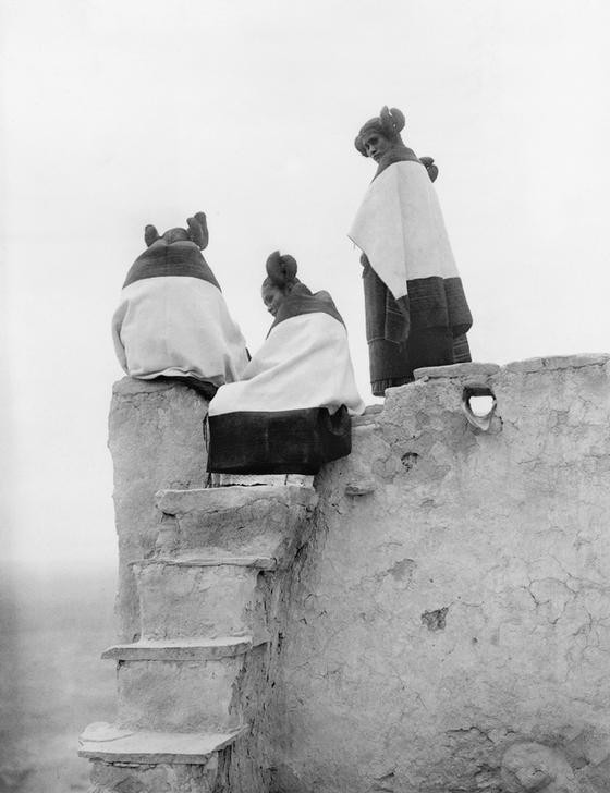 Edward S. Curtis, Unbekannt (Frauen, Indianerinnen, Tracht, Bekleidung, Frisur, Hopie, Portrait, Menschen, Indianer, Völkerkunde, Fotografie, Wunschgröße, Wohnzimmer, schwarz/weiß)