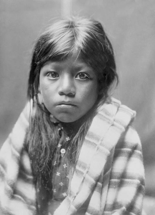 Edward S. Curtis, Unbekannt (Indianer-Mädchen, Zöpfe,  Portrait, Menschen, Indianer, Völkerkunde, Fotografie, Wunschgröße, Wohnzimmer, schwarz/weiß)