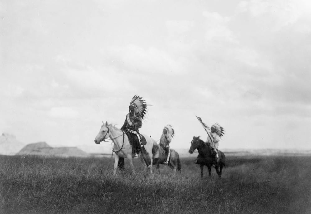 Edward S. Curtis, Unbekannt (PFERD (TIER), VÖLKERKUNDE, REITER, INDIANER, PLAINSINDIANER, SIOUX, REITEN, FEDERSCHMUCK)