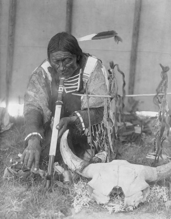 Edward S. Curtis, Unbekannt (KULT, RELIGION, VÖLKERKUNDE, ALTAR, NATURRELIGION, PFEIFE (TABAK), INDIANER, SCHÄDEL, PLAINSINDIANER, FRIEDENSPFEIFE, RITUAL, TIPI, DAKOTA (INDIANER))