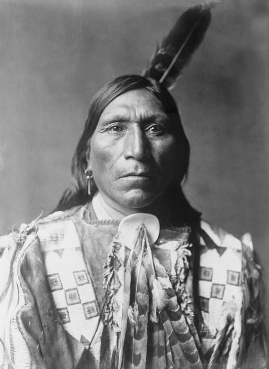 Edward S. Curtis, Unbekannt (MANN, VÖLKERKUNDE, INDIANER, PORTRAIT, PLAINSINDIANER, SIOUX, FEDERSCHMUCK, BRULE-SIOUX)