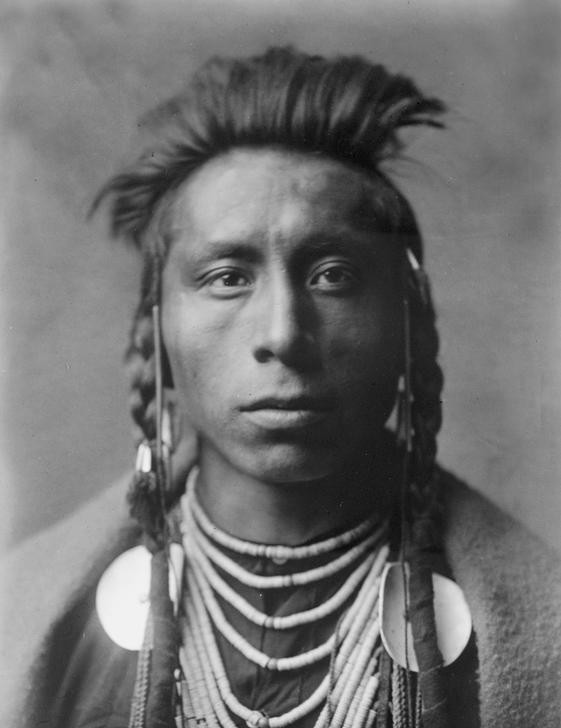 Edward S. Curtis, Unbekannt (MANN, SCHMUCK, VÖLKERKUNDE, INDIANER, PORTRAIT, ZOPF, CROW (INDIANER))
