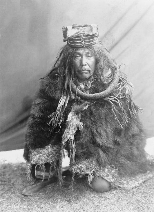 Edward S. Curtis, Unbekannt (MANN, VÖLKERKUNDE, INDIANER, PORTRAIT, FELL, KWAKIUTL, KOPFSCHMUCK)
