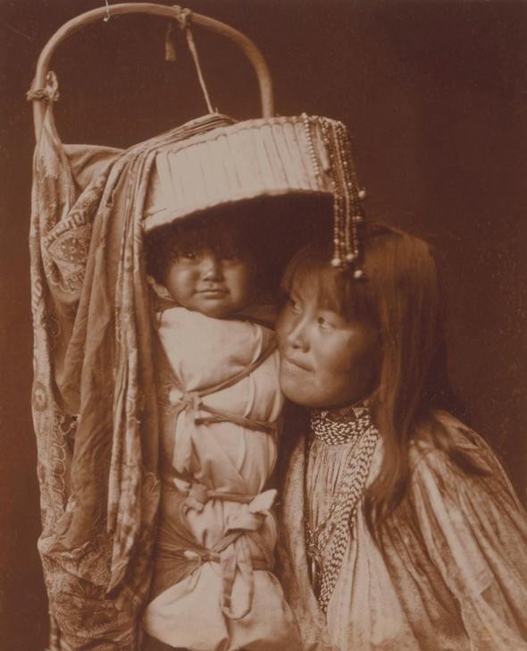 Edward S. Curtis, Unbekannt (BABY, FRAU, KIND, MUTTER UND KIND, VÖLKERKUNDE, INDIANER, WICKELKIND, JAHRHUNDERTWENDE, JUNGE FRAU, INDIANERIN, KINDERTRAGE, APACHEN, LAND UND LEUTE)
