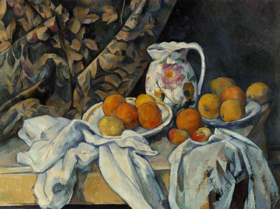 Paul Cézanne, Nature morte avec rideau et pichet fleuri (Früchte,Kanne,Kunst,Obst,Impressionismus,Tisch,Stillleben,Tischtuch,Französische Kunst,Vorhang,Gefäss,Schüssel,Karaffe,Jahrhundertwende,Krug,Tasse)