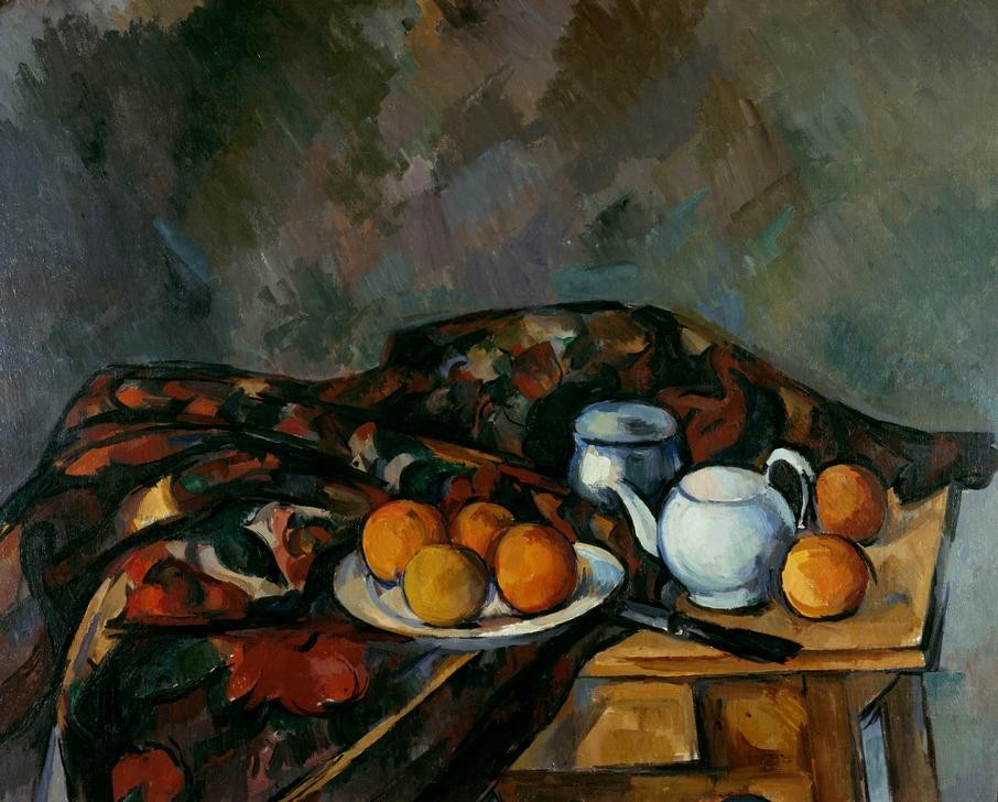 Paul Cézanne, Nature morte à la Théière (Früchte,Kanne,Kunst,Obst,Impressionismus,Tisch,Stillleben,Tischtuch,Französische Kunst,Jahrhundertwende,Teekanne,Obstmesser,Apfelsine)